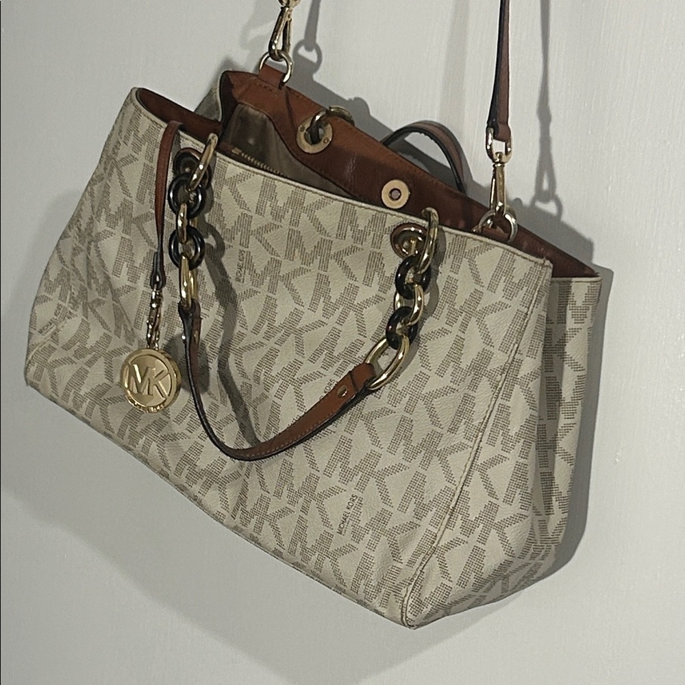 Michael Kors Cynthia vanilla monogram, medium satchel Crossbody